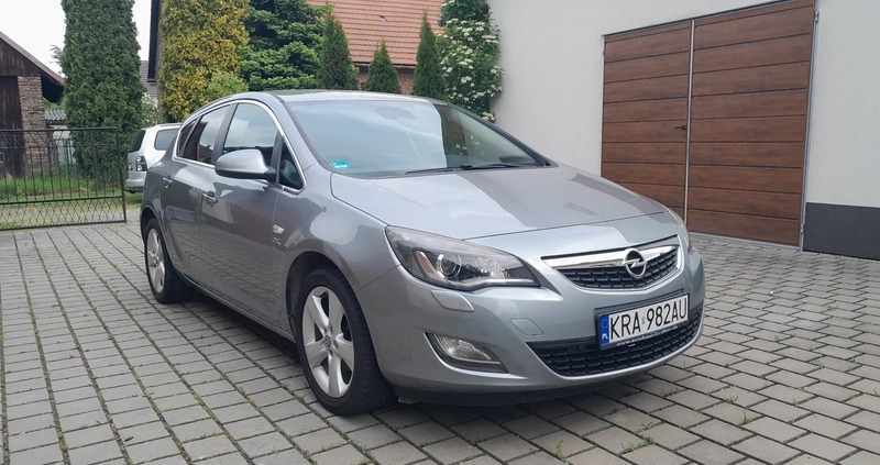 Opel Astra cena 26900 przebieg: 213000, rok produkcji 2010 z Sułkowice małe 301